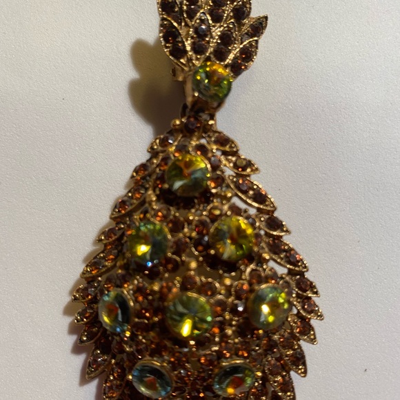 THELMA DEUTSCH EARRINGS: Green/Amber Stones in Antique Gold Dangle Clip-On Ears - Picture 4 of 5